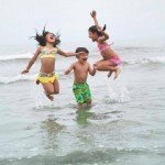 Beneficios de bañarse en el mar para los niños